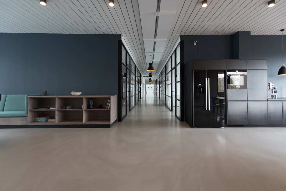 Espaço de trabalho amplo com mesas e iluminação natural